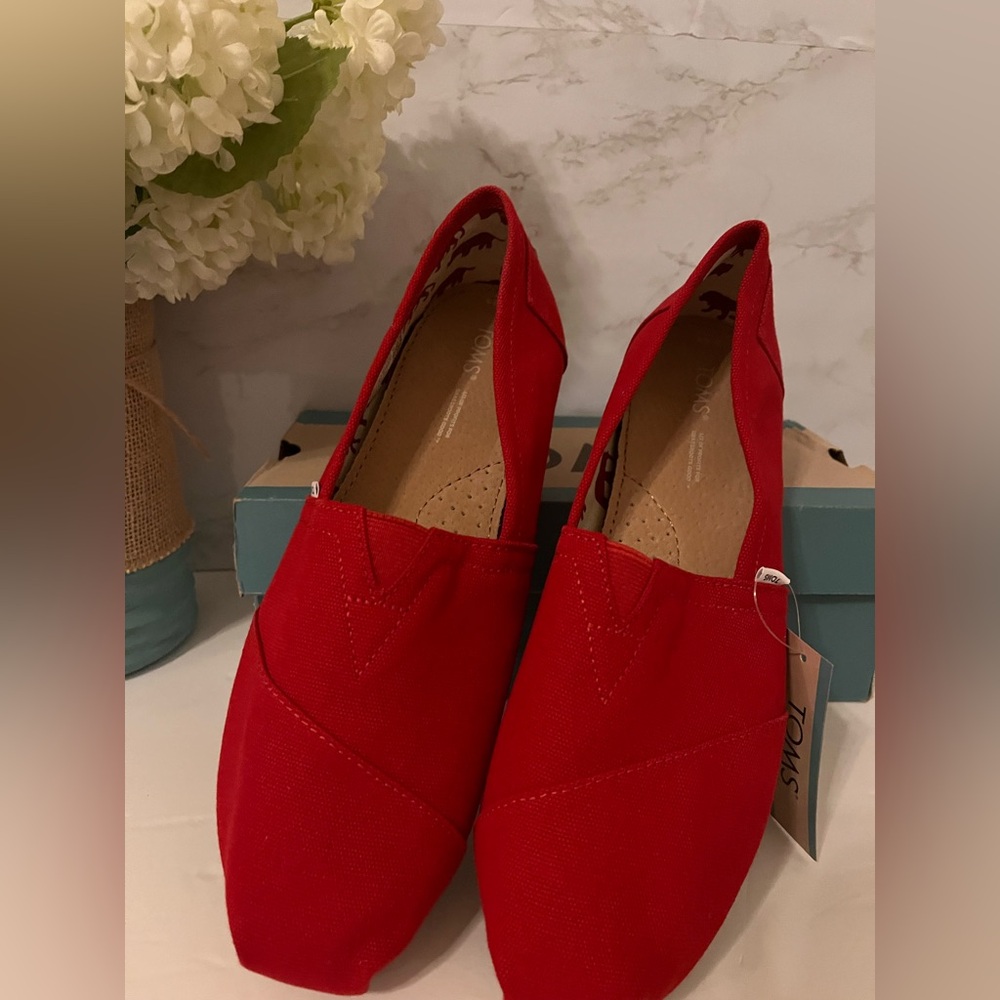 NWT TOMS Women's Alpargata Vibrant Red Canvas Loafers Size 9.5